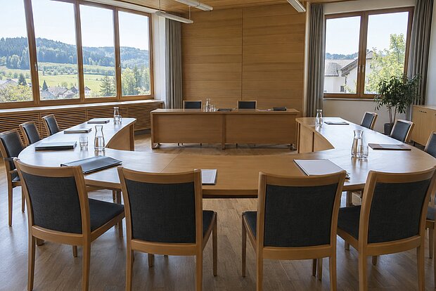 Leerer Sitzungssaal des Gemeinderats