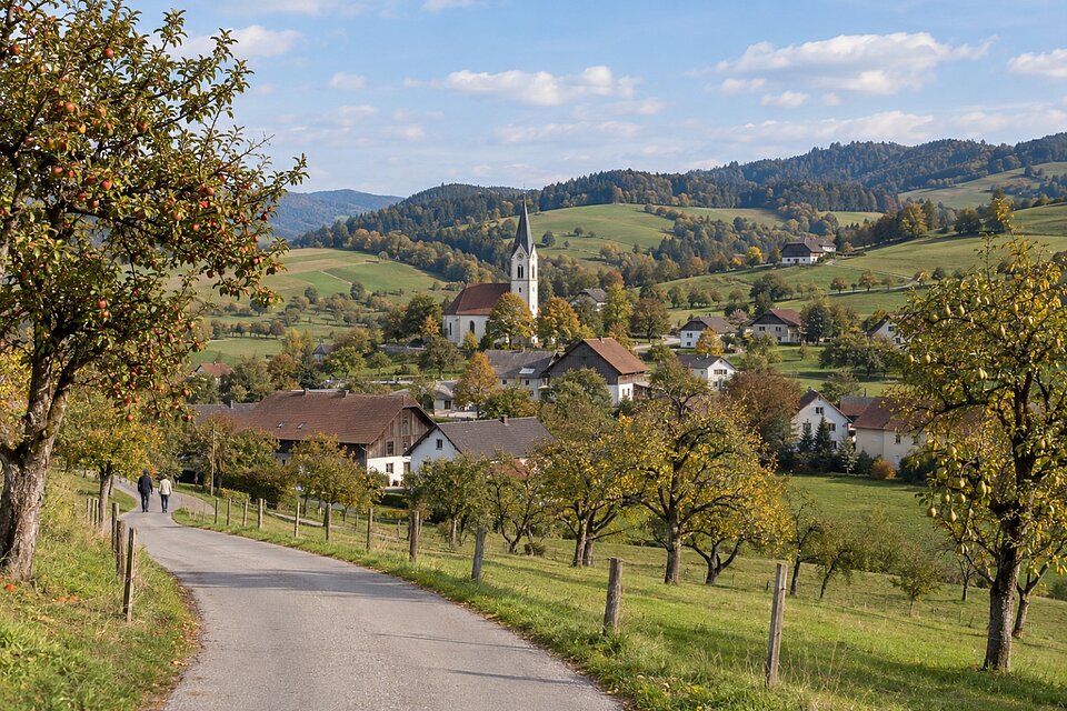 Ortsansicht von Lindenreith mit Kirche, Streuobstwiesen und Straße