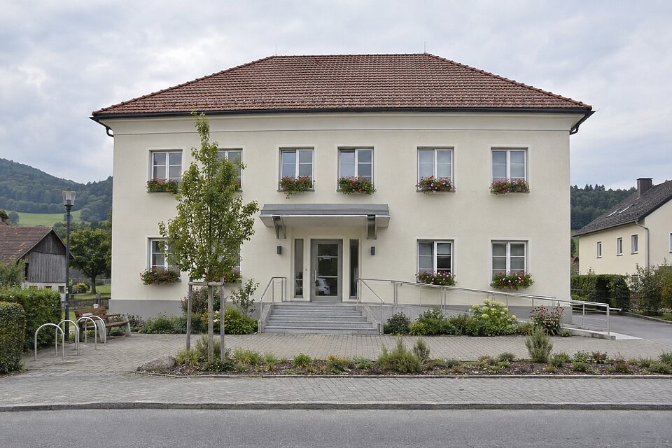 Das zweigeschossige Gemeindeamt von außen