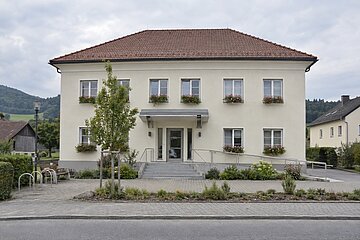Das zweigeschossige Gemeindeamt von außen