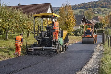 Asphaltierungsarbeiten mit Fertiger und Walze